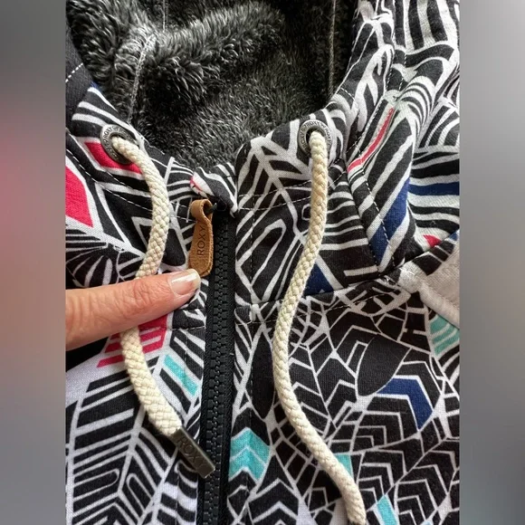 Roxy Black and White Patterned Hoodie Jacket small EUC - Picture 4 of 14